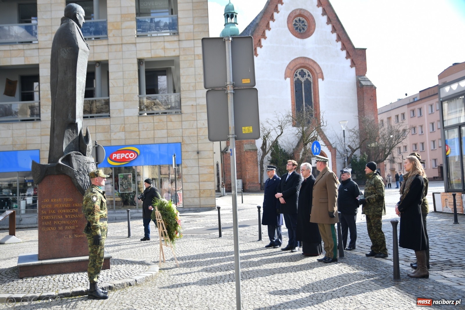 Zdjęcie w galerii na portalu naszraciborz.pl: Biskup polowy Wojska Polskiego odwiedził miejsce urodzenia swojego poprzednika wiadomości z regionu