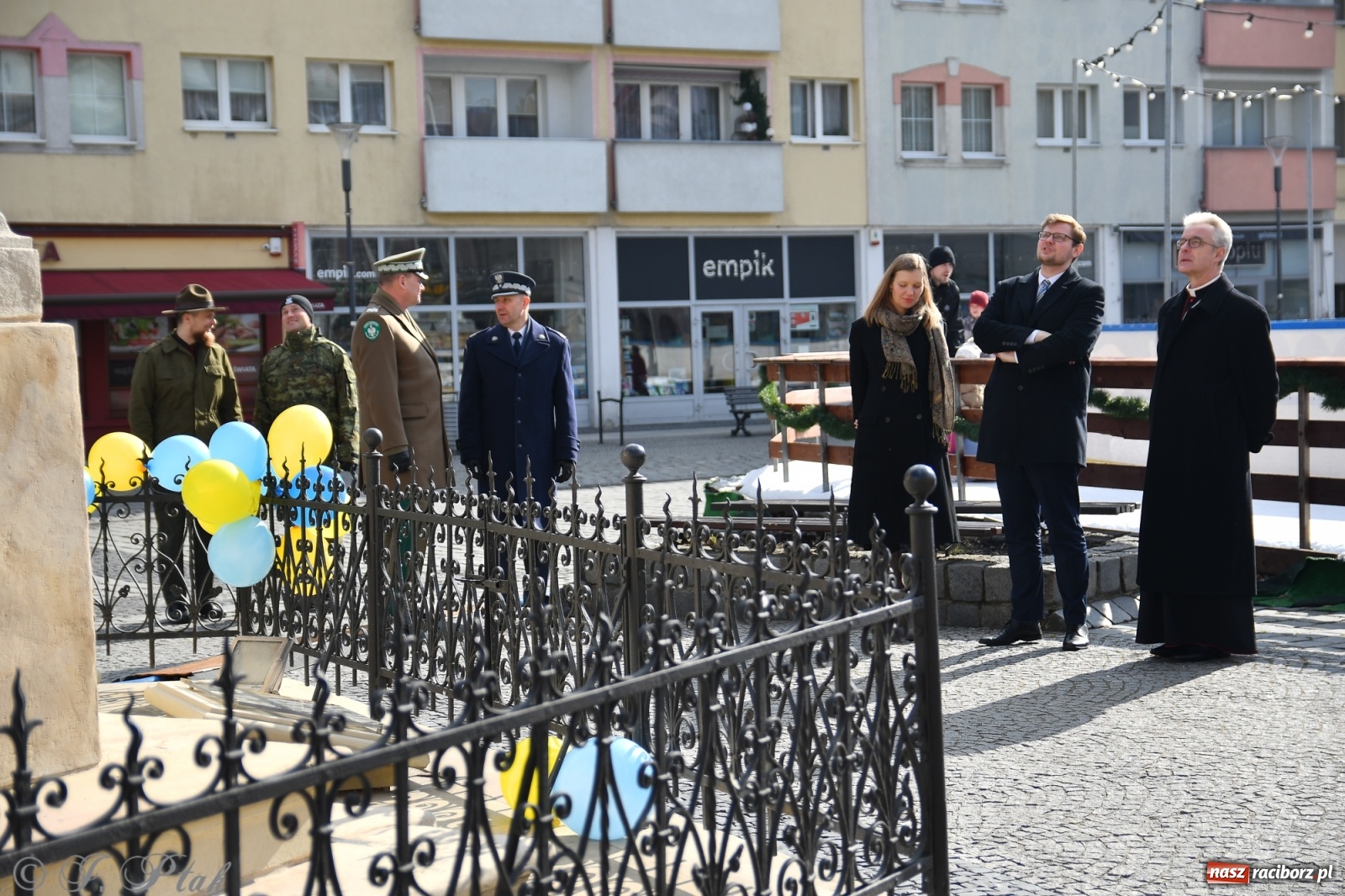 Zdjęcie w galerii na portalu naszraciborz.pl: Biskup polowy Wojska Polskiego odwiedził miejsce urodzenia swojego poprzednika wiadomości z regionu