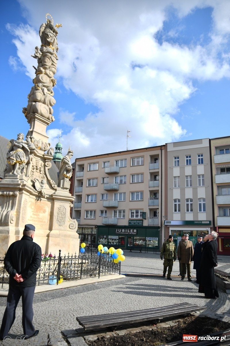 Zdjęcie w galerii na portalu naszraciborz.pl: Biskup polowy Wojska Polskiego odwiedził miejsce urodzenia swojego poprzednika wiadomości z regionu