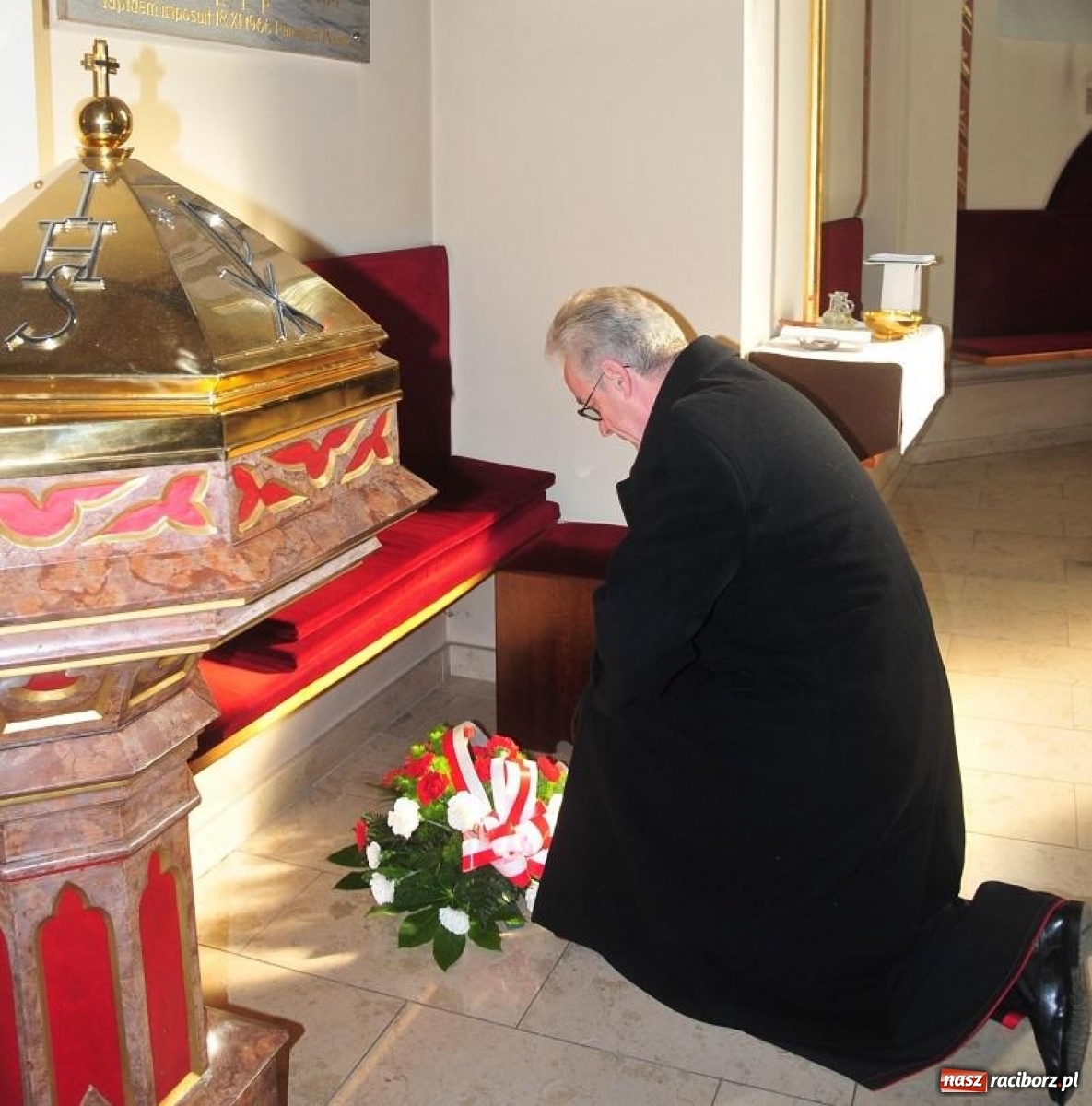 Zdjęcie w galerii na portalu naszraciborz.pl: Biskup polowy Wojska Polskiego odwiedził miejsce urodzenia swojego poprzednika wiadomości z regionu