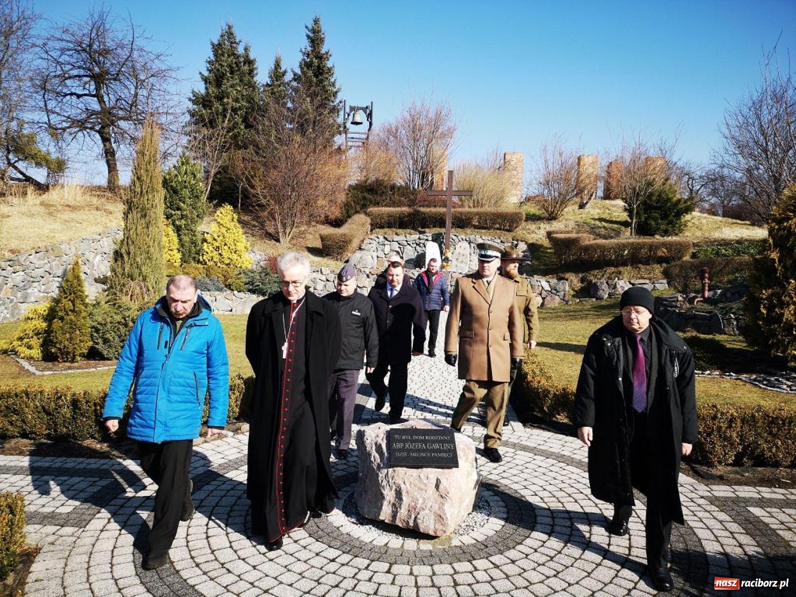 Zdjęcie w galerii na portalu naszraciborz.pl: Biskup polowy Wojska Polskiego odwiedził miejsce urodzenia swojego poprzednika wiadomości z regionu