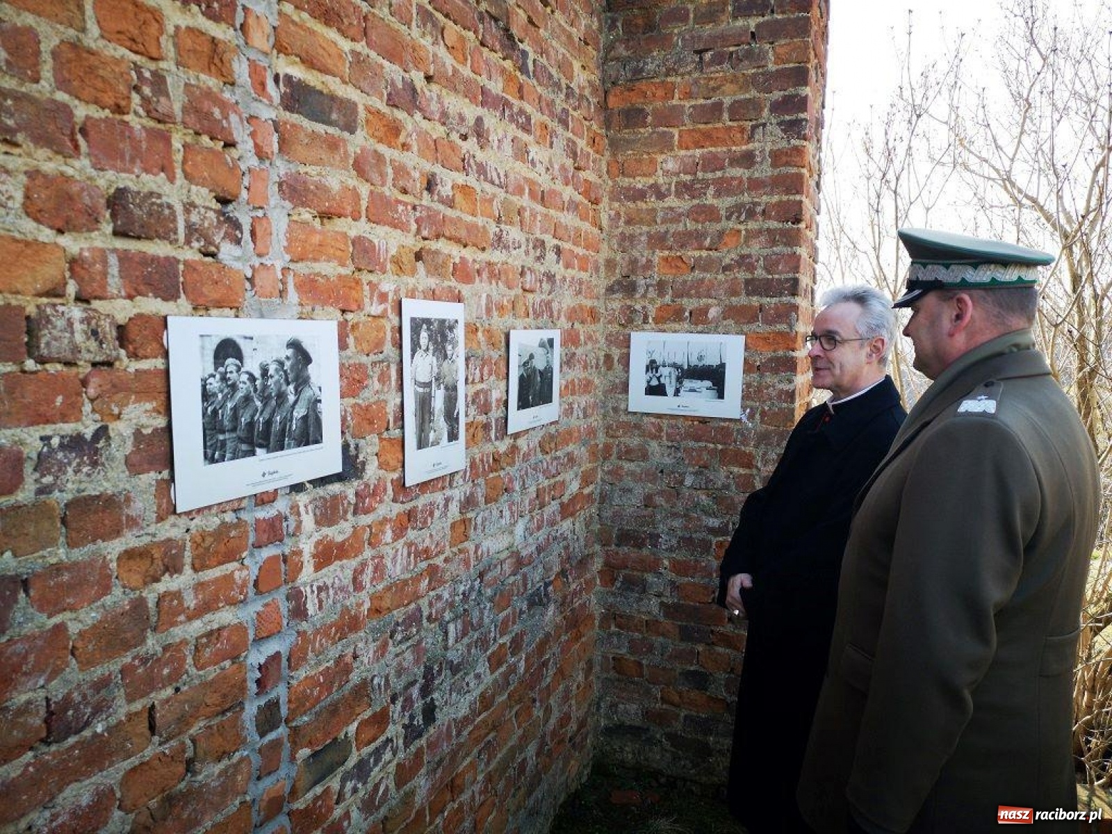 Zdjęcie w galerii na portalu naszraciborz.pl: Biskup polowy Wojska Polskiego odwiedził miejsce urodzenia swojego poprzednika wiadomości z regionu