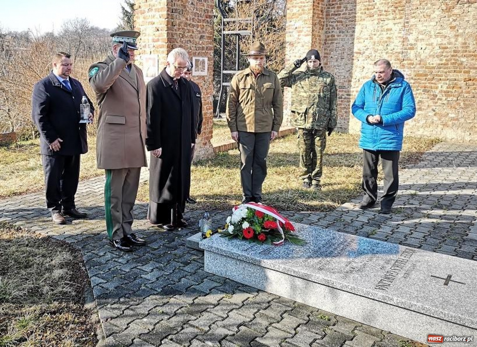 Zdjęcie w galerii na portalu naszraciborz.pl: Biskup polowy Wojska Polskiego odwiedził miejsce urodzenia swojego poprzednika wiadomości z regionu