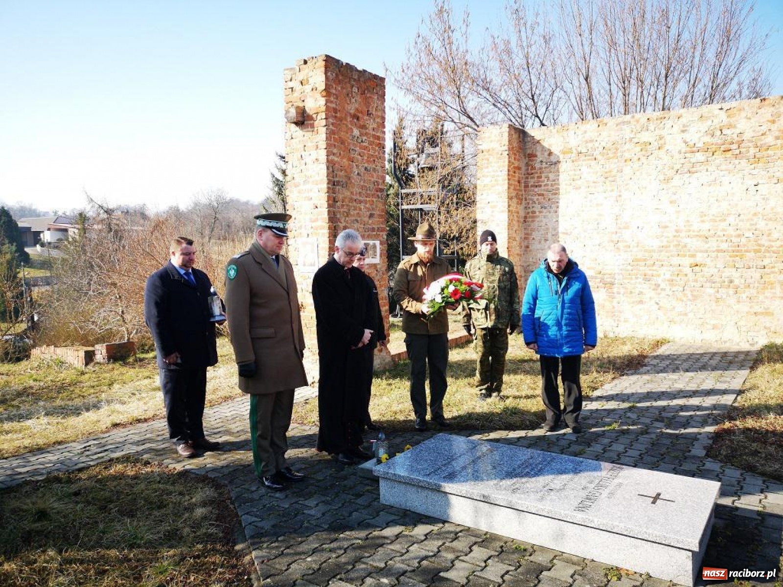 Zdjęcie w galerii na portalu naszraciborz.pl: Biskup polowy Wojska Polskiego odwiedził miejsce urodzenia swojego poprzednika wiadomości z regionu