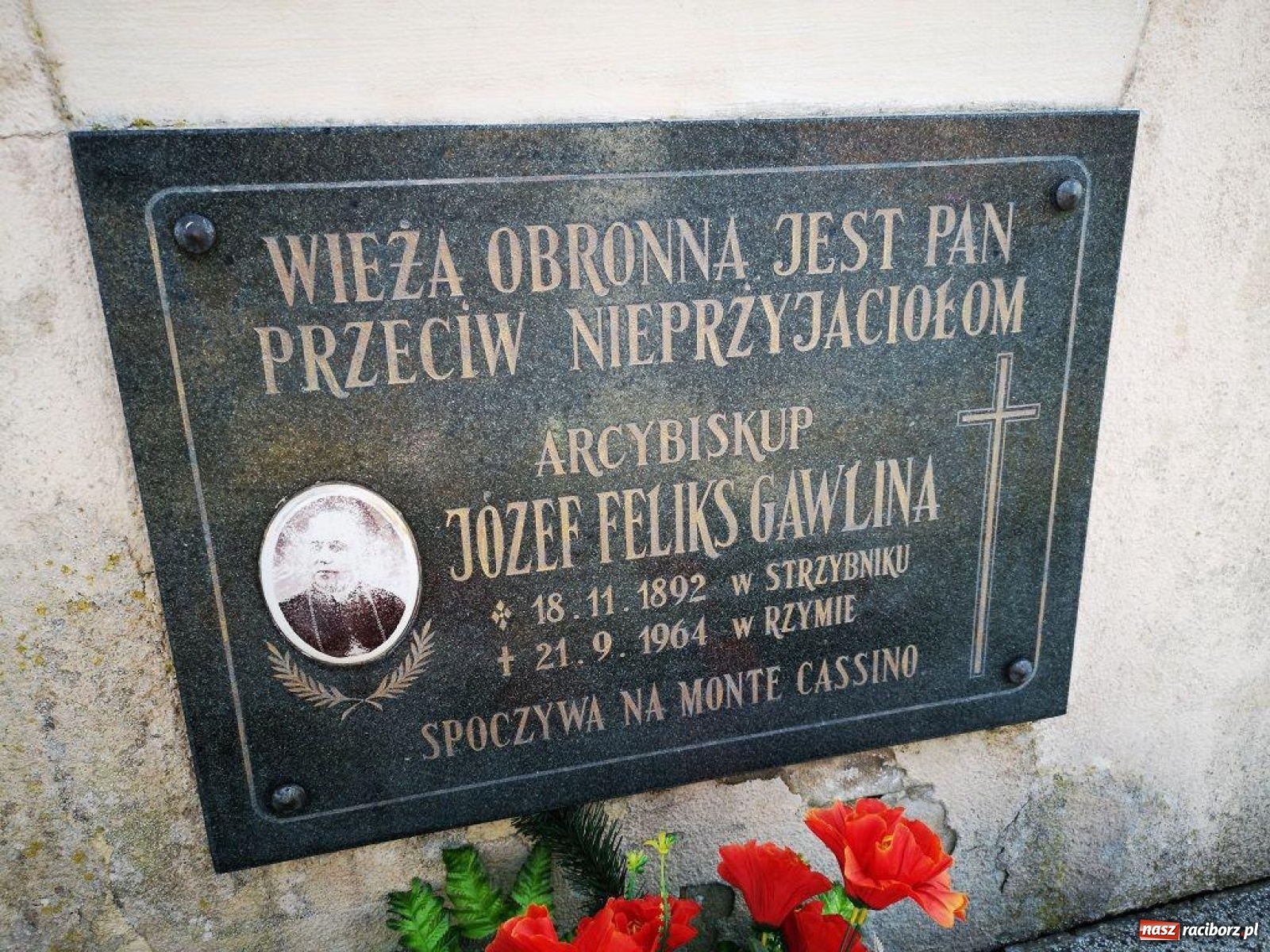 Zdjęcie w galerii na portalu naszraciborz.pl: Biskup polowy Wojska Polskiego odwiedził miejsce urodzenia swojego poprzednika wiadomości z regionu