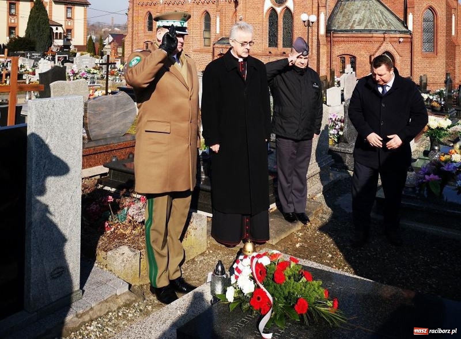 Zdjęcie w galerii na portalu naszraciborz.pl: Biskup polowy Wojska Polskiego odwiedził miejsce urodzenia swojego poprzednika wiadomości z regionu