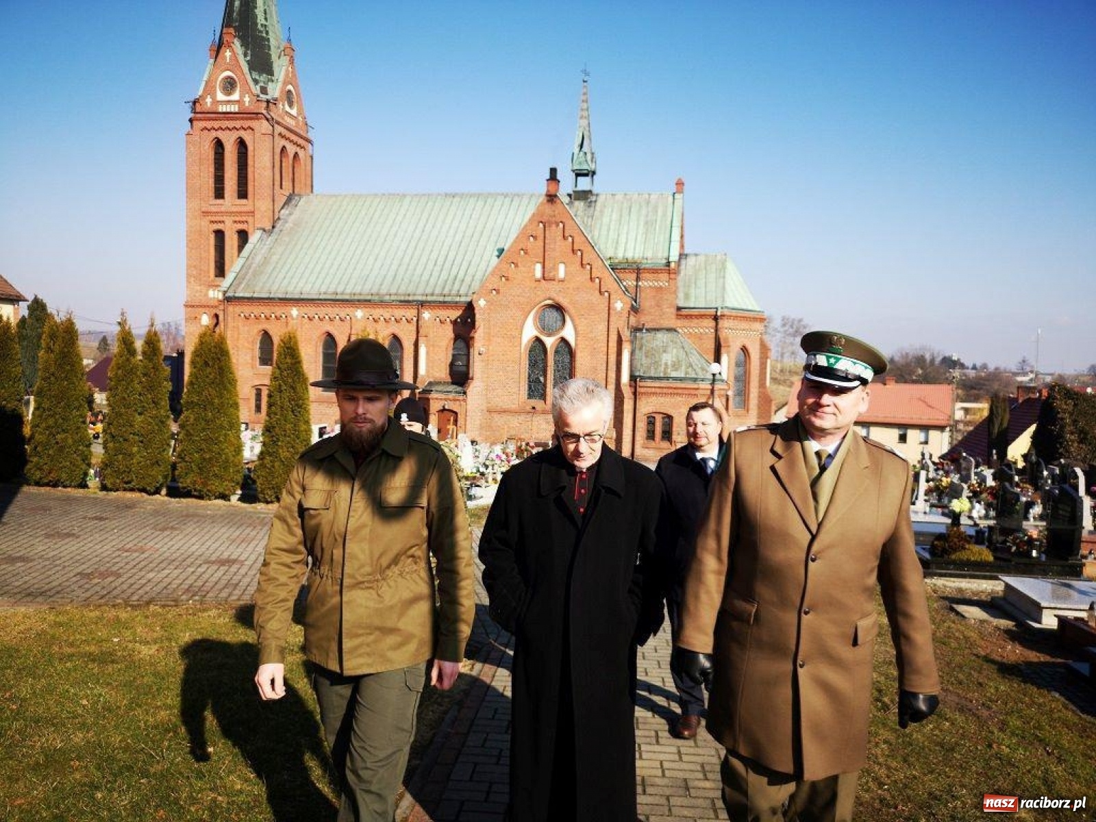 Zdjęcie w galerii na portalu naszraciborz.pl: Biskup polowy Wojska Polskiego odwiedził miejsce urodzenia swojego poprzednika wiadomości z regionu
