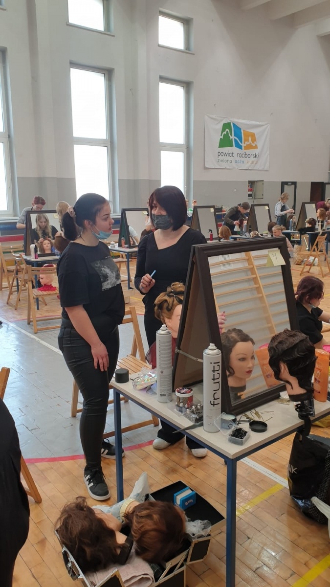 Zdjęcie w galerii na portalu naszraciborz.pl: W Raciborzu odbyła się fryzjerska próbna matura wiadomości z regionu