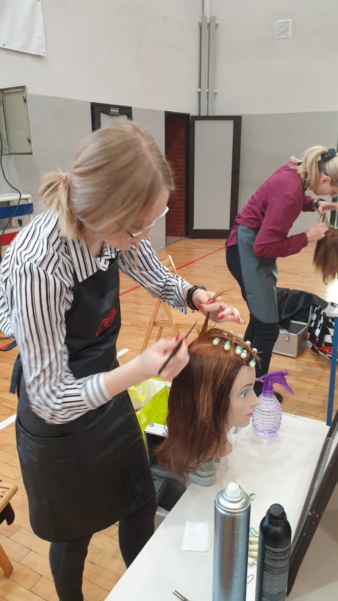 Zdjęcie w galerii na portalu naszraciborz.pl: W Raciborzu odbyła się fryzjerska próbna matura wiadomości z regionu