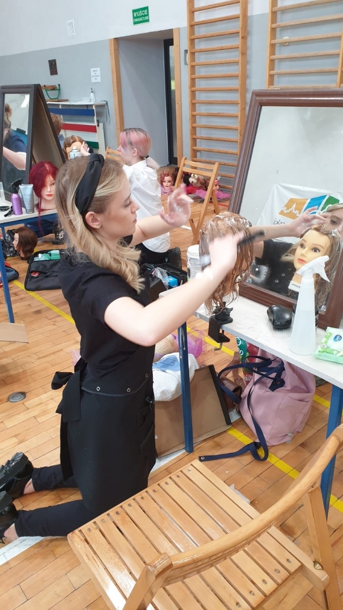 Zdjęcie w galerii na portalu naszraciborz.pl: W Raciborzu odbyła się fryzjerska próbna matura wiadomości z regionu