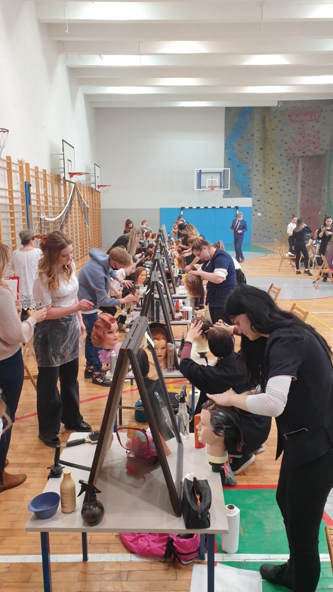 Zdjęcie w galerii na portalu naszraciborz.pl: W Raciborzu odbyła się fryzjerska próbna matura wiadomości z regionu