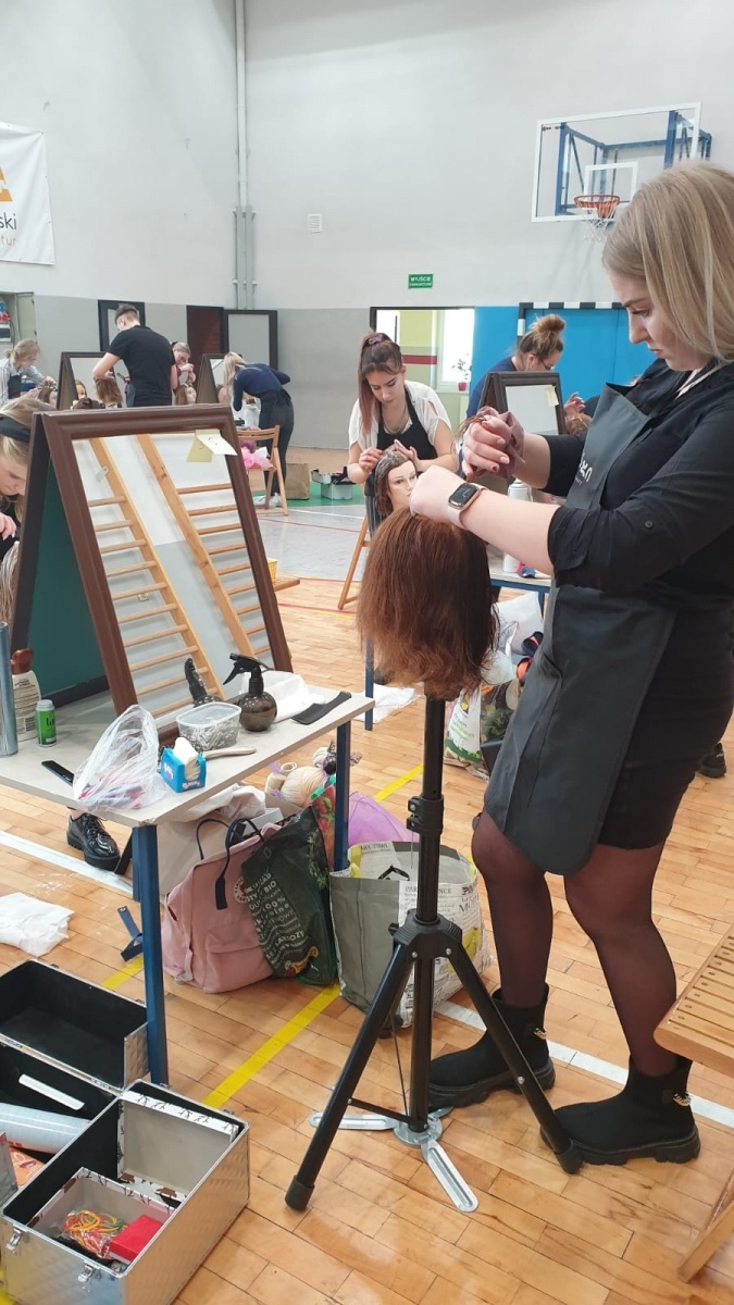 Zdjęcie w galerii na portalu naszraciborz.pl: W Raciborzu odbyła się fryzjerska próbna matura wiadomości z regionu