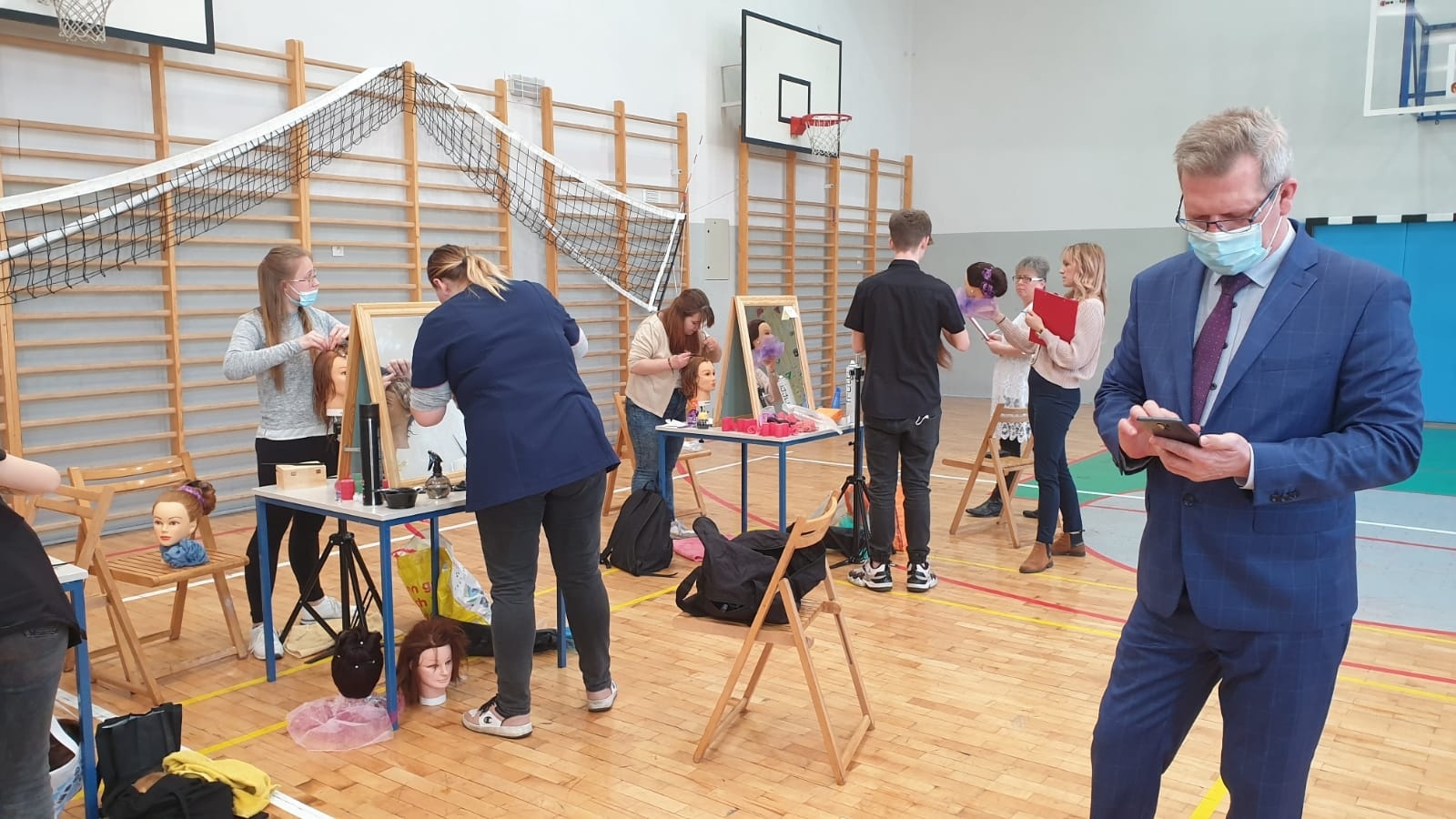 Zdjęcie w galerii na portalu naszraciborz.pl: W Raciborzu odbyła się fryzjerska próbna matura wiadomości z regionu