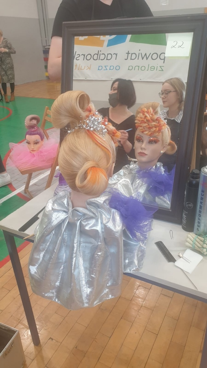 Zdjęcie w galerii na portalu naszraciborz.pl: W Raciborzu odbyła się fryzjerska próbna matura wiadomości z regionu