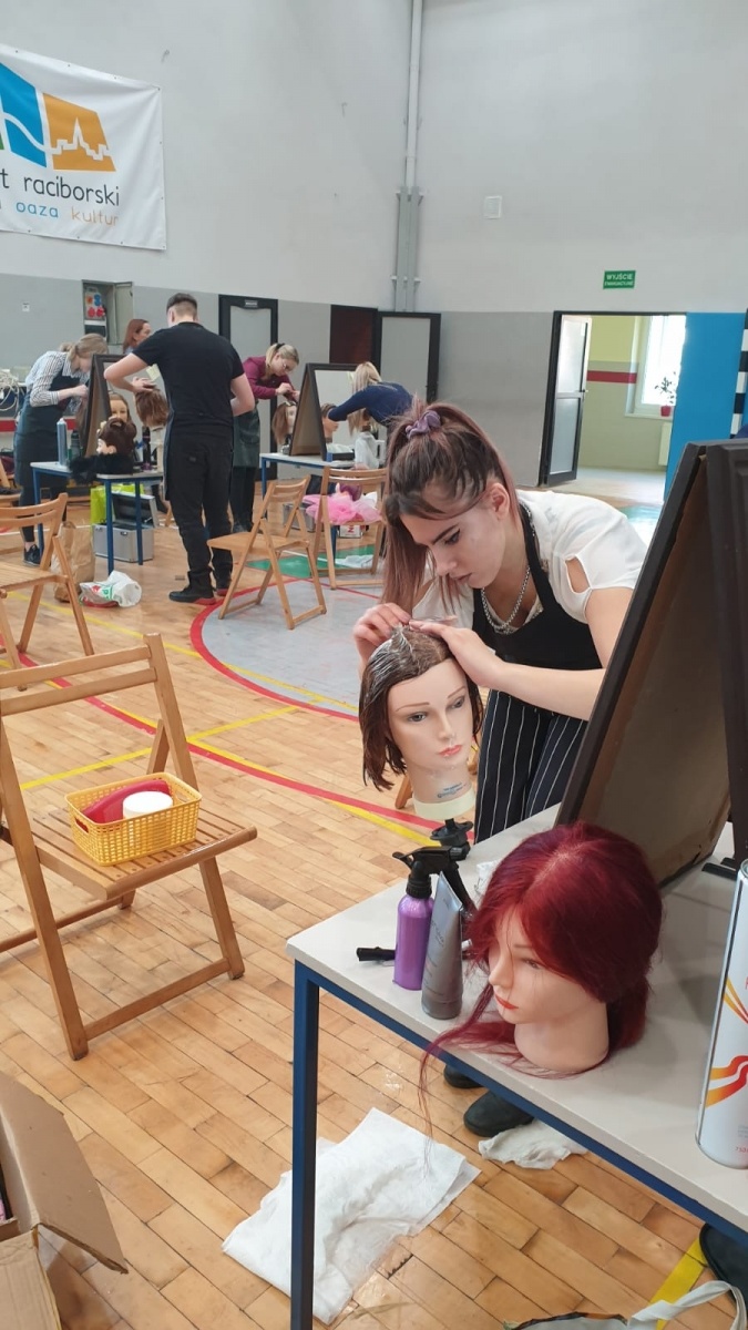 Zdjęcie w galerii na portalu naszraciborz.pl: W Raciborzu odbyła się fryzjerska próbna matura wiadomości z regionu