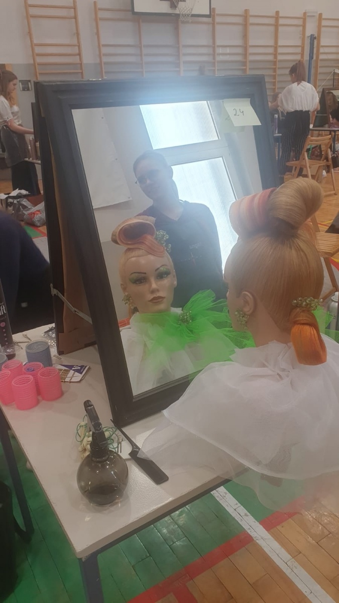 Zdjęcie w galerii na portalu naszraciborz.pl: W Raciborzu odbyła się fryzjerska próbna matura wiadomości z regionu