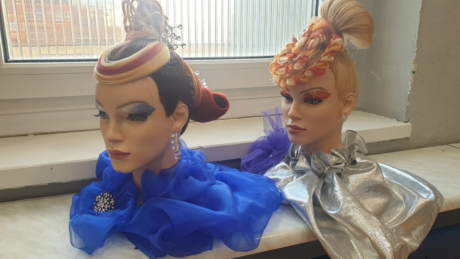 Zdjęcie w galerii na portalu naszraciborz.pl: W Raciborzu odbyła się fryzjerska próbna matura wiadomości z regionu