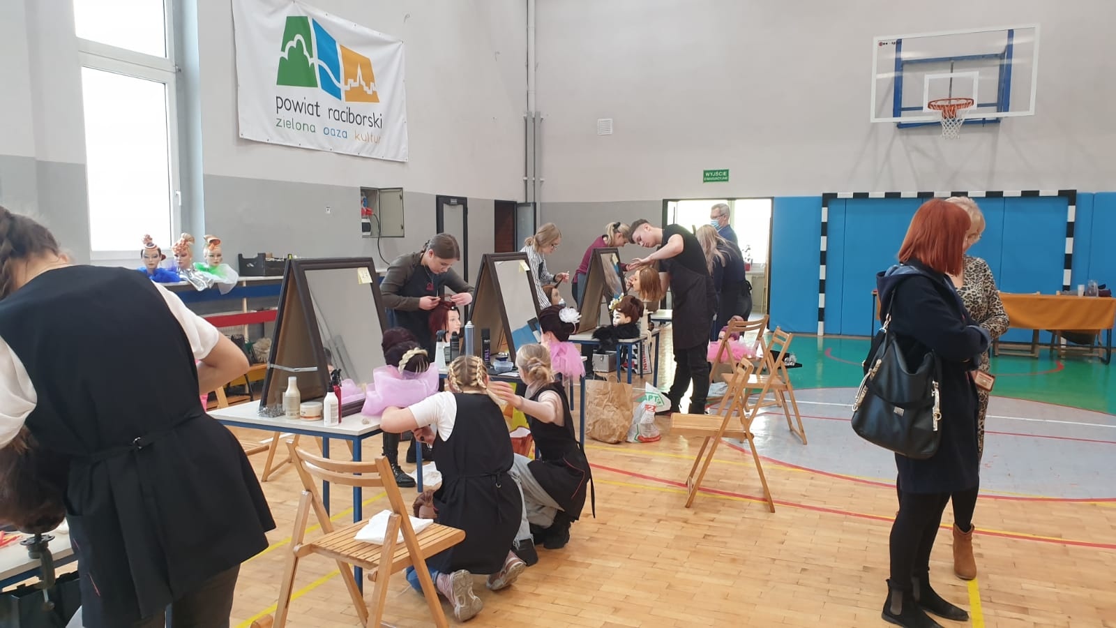 Zdjęcie w galerii na portalu naszraciborz.pl: W Raciborzu odbyła się fryzjerska próbna matura wiadomości z regionu