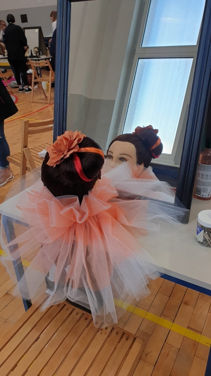 Zdjęcie w galerii na portalu naszraciborz.pl: W Raciborzu odbyła się fryzjerska próbna matura wiadomości z regionu