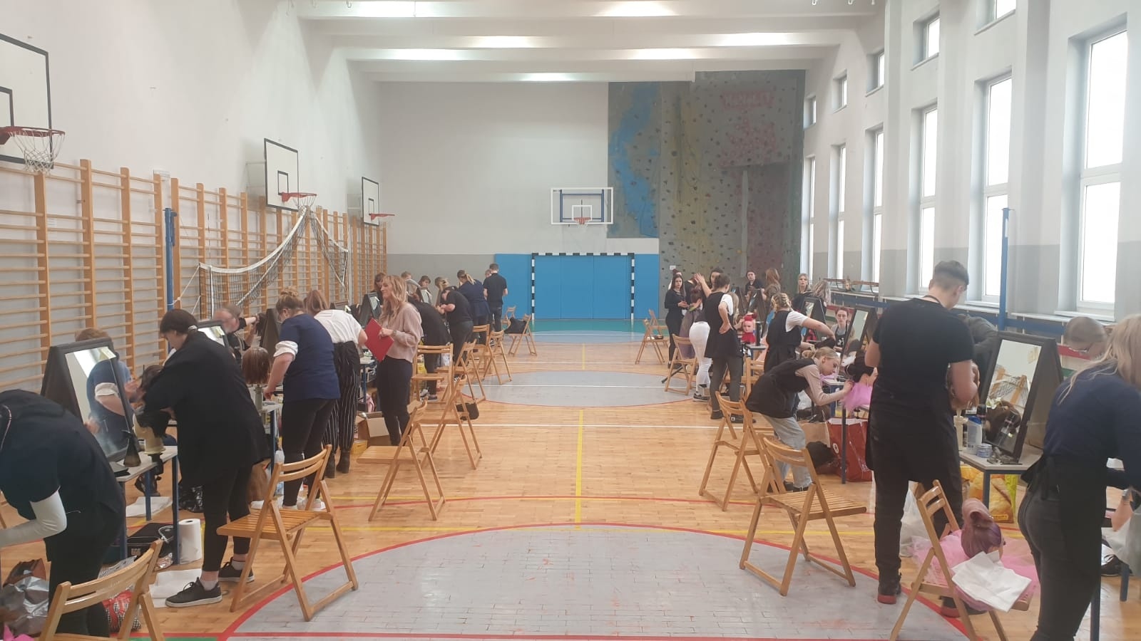 Zdjęcie w galerii na portalu naszraciborz.pl: W Raciborzu odbyła się fryzjerska próbna matura wiadomości z regionu