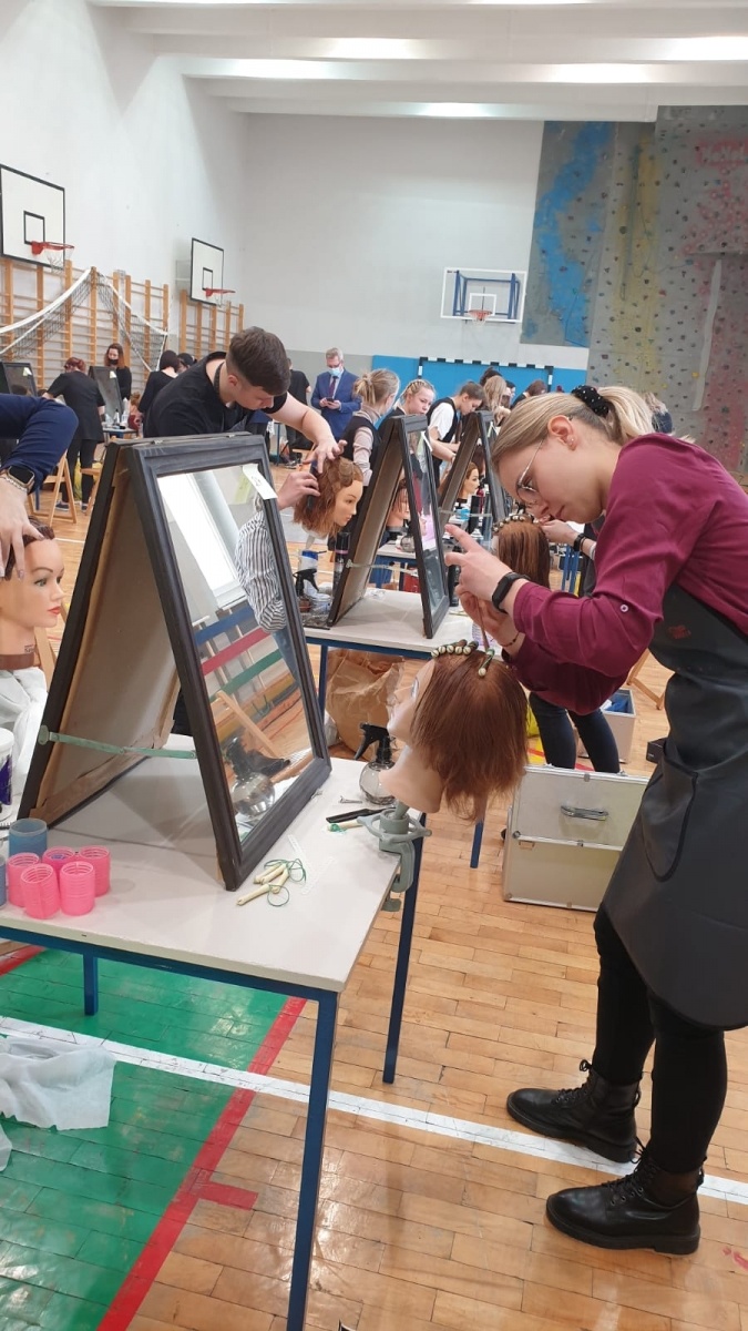 Zdjęcie w galerii na portalu naszraciborz.pl: W Raciborzu odbyła się fryzjerska próbna matura wiadomości z regionu