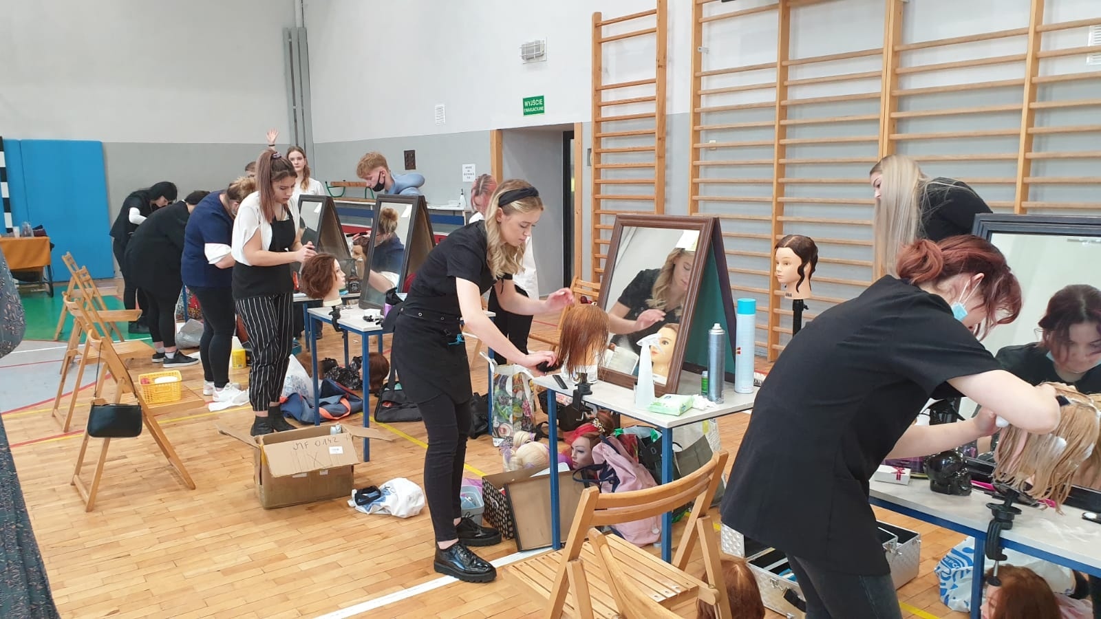 Zdjęcie w galerii na portalu naszraciborz.pl: W Raciborzu odbyła się fryzjerska próbna matura wiadomości z regionu
