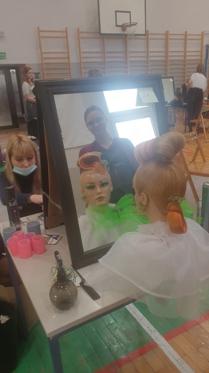 Zdjęcie w galerii na portalu naszraciborz.pl: W Raciborzu odbyła się fryzjerska próbna matura wiadomości z regionu