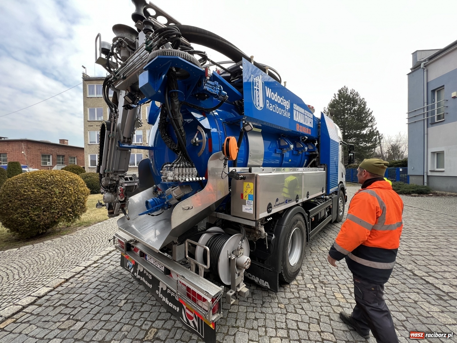 Zdjęcie w galerii na portalu naszraciborz.pl: W bazie Wodociągów Raciborskich zaparkował nowy sprzęt wiadomości z regionu