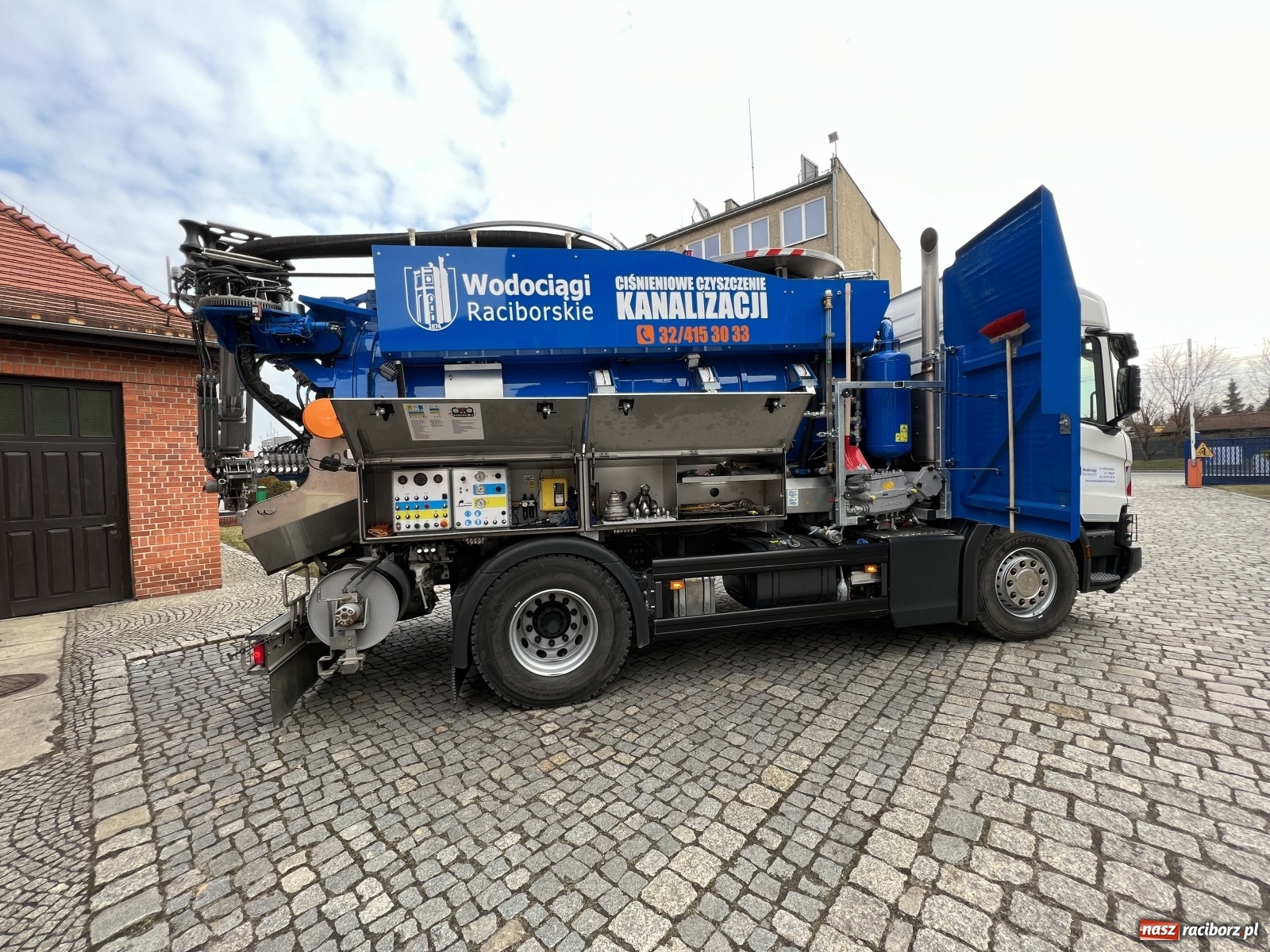 Zdjęcie w galerii na portalu naszraciborz.pl: W bazie Wodociągów Raciborskich zaparkował nowy sprzęt wiadomości z regionu