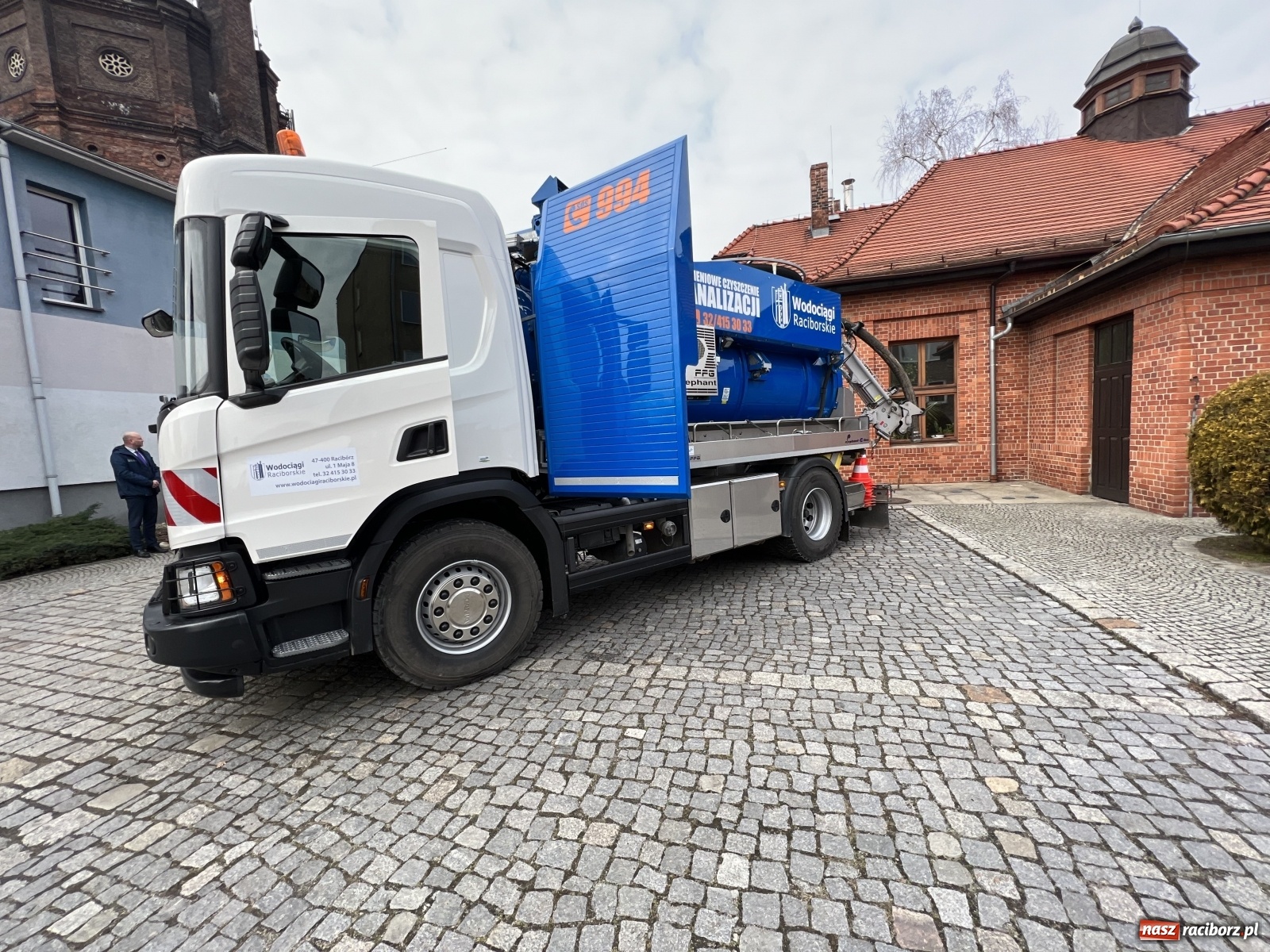 Zdjęcie w galerii na portalu naszraciborz.pl: W bazie Wodociągów Raciborskich zaparkował nowy sprzęt wiadomości z regionu