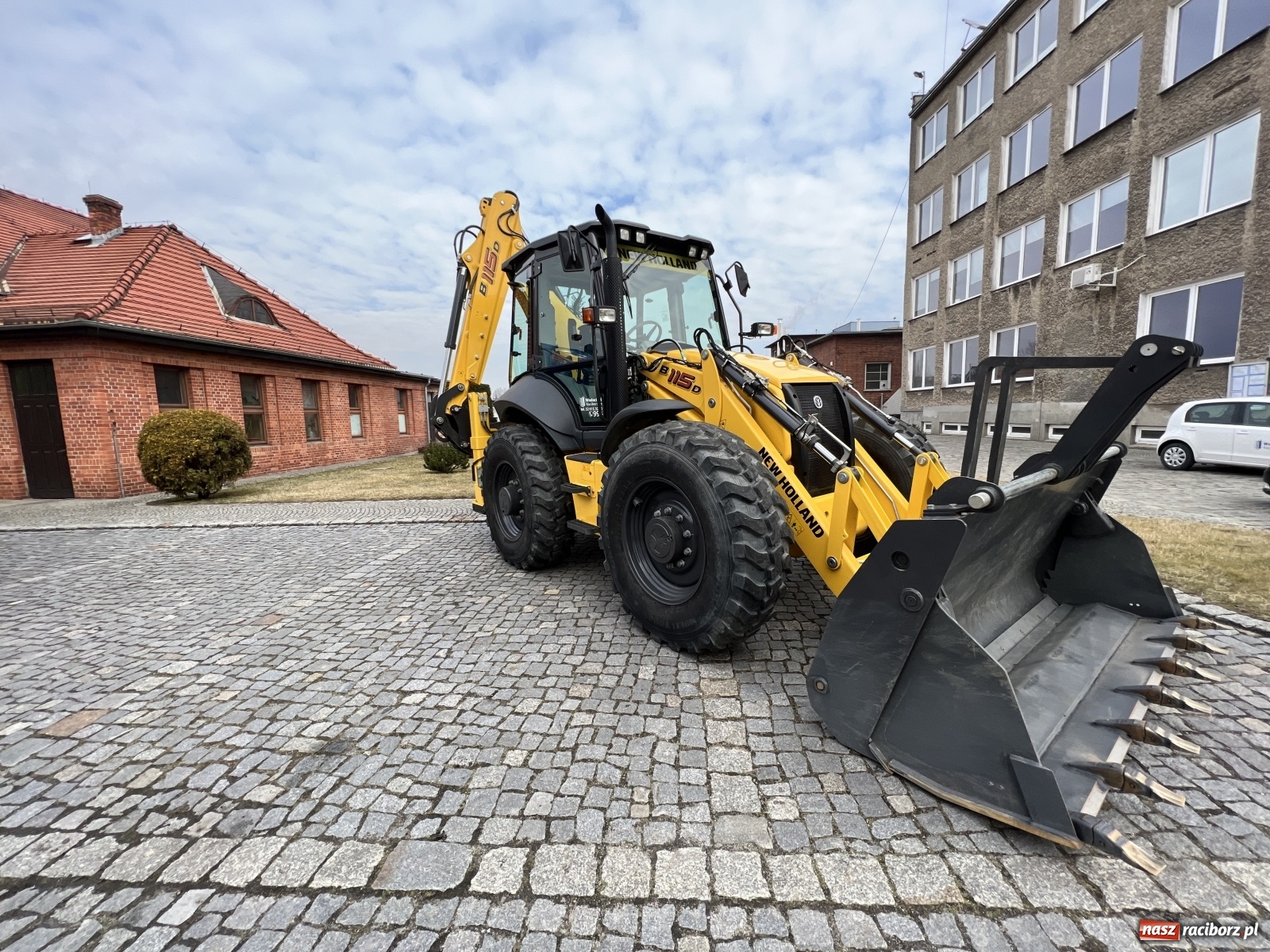 Zdjęcie w galerii na portalu naszraciborz.pl: W bazie Wodociągów Raciborskich zaparkował nowy sprzęt wiadomości z regionu