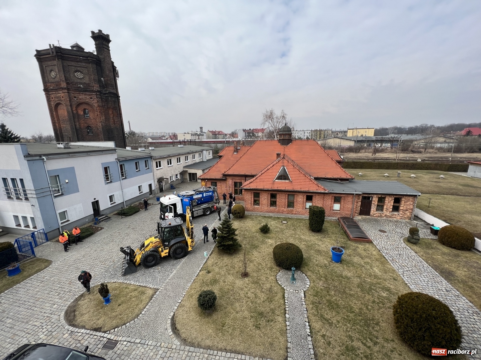 Zdjęcie w galerii na portalu naszraciborz.pl: W bazie Wodociągów Raciborskich zaparkował nowy sprzęt wiadomości z regionu