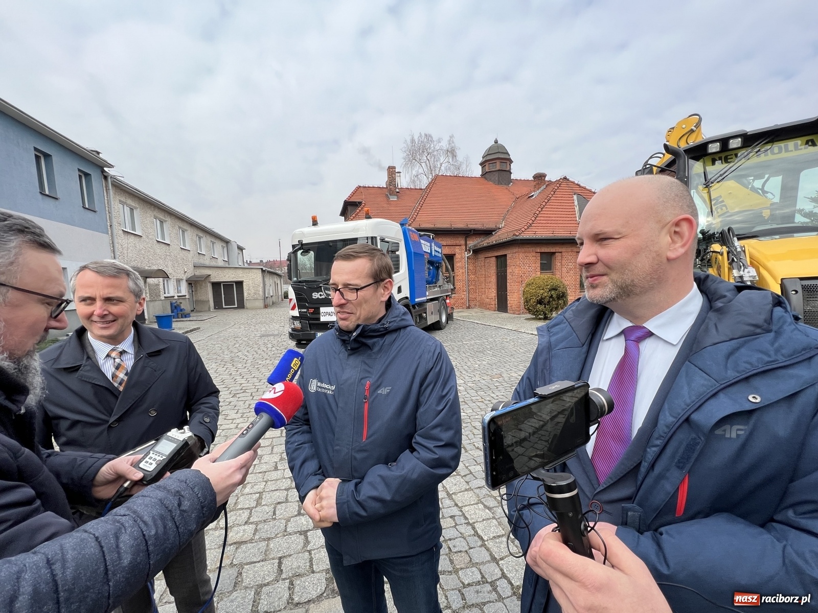 Zdjęcie w galerii na portalu naszraciborz.pl: W bazie Wodociągów Raciborskich zaparkował nowy sprzęt wiadomości z regionu