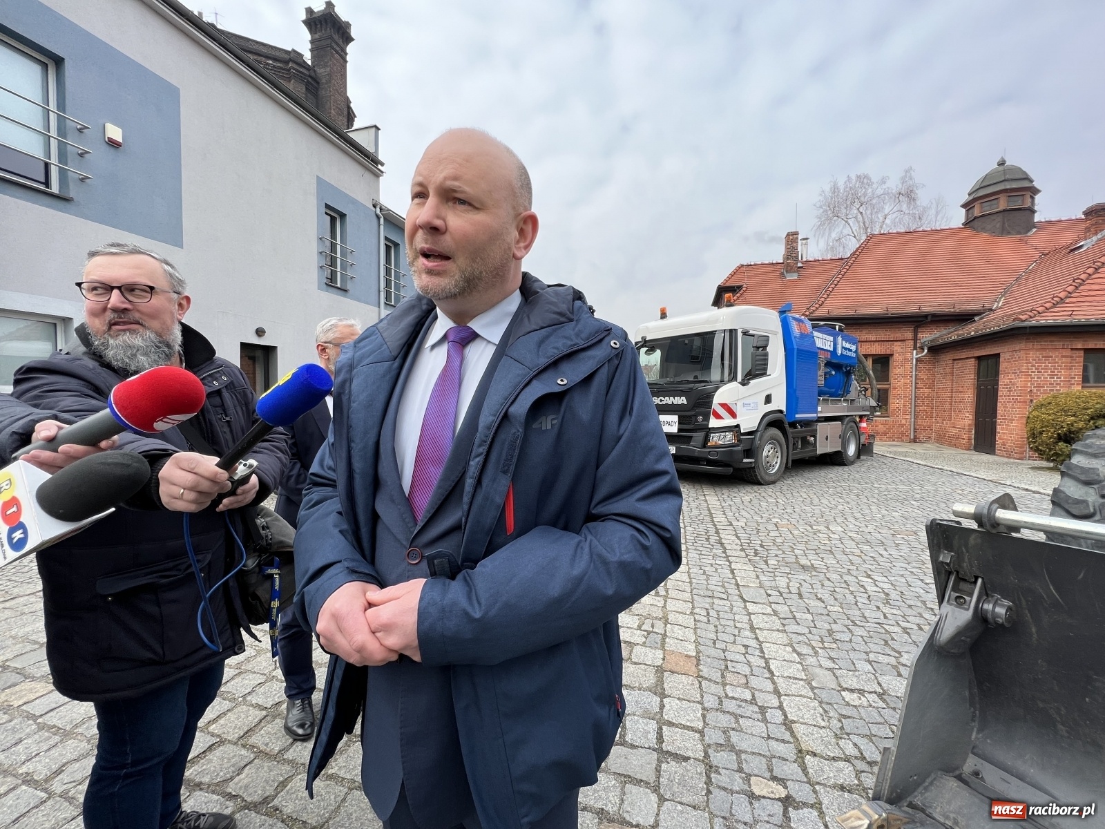 Zdjęcie w galerii na portalu naszraciborz.pl: W bazie Wodociągów Raciborskich zaparkował nowy sprzęt wiadomości z regionu