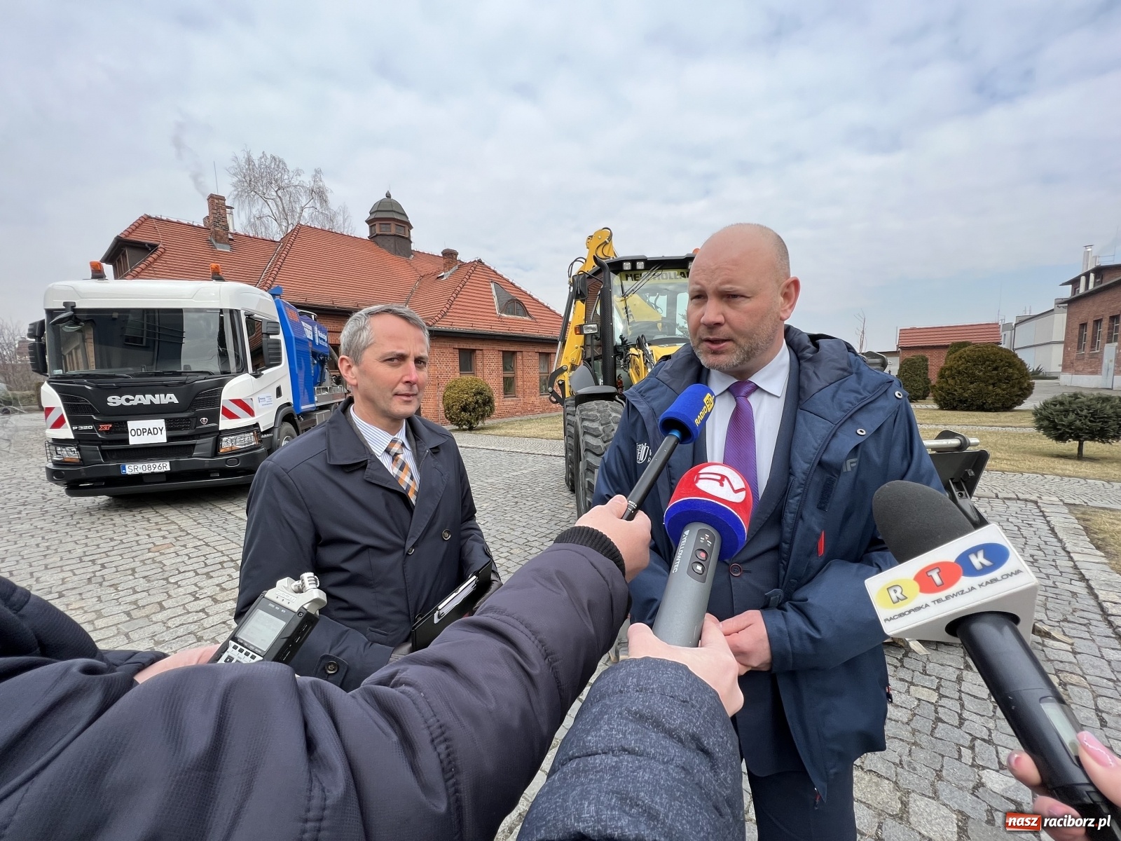 Zdjęcie w galerii na portalu naszraciborz.pl: W bazie Wodociągów Raciborskich zaparkował nowy sprzęt wiadomości z regionu