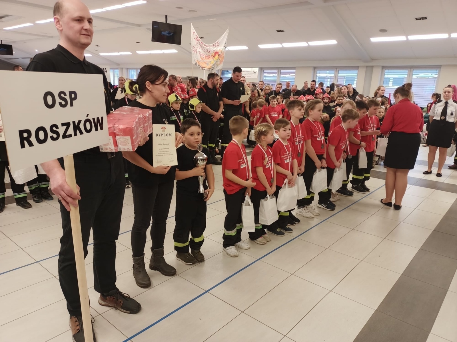 Zdjęcie w galerii na portalu naszraciborz.pl: Srebro dla Roszkowa w halowych zawodach strażackich w Zakrzowie wiadomości z regionu