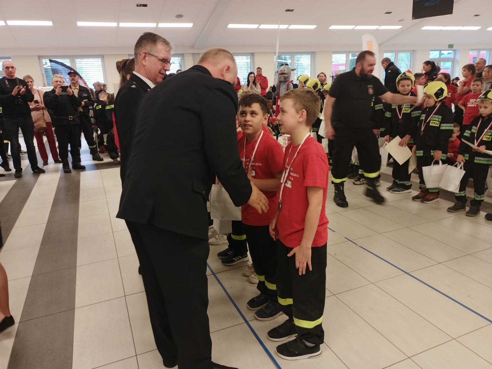 Zdjęcie w galerii na portalu naszraciborz.pl: Srebro dla Roszkowa w halowych zawodach strażackich w Zakrzowie wiadomości z regionu