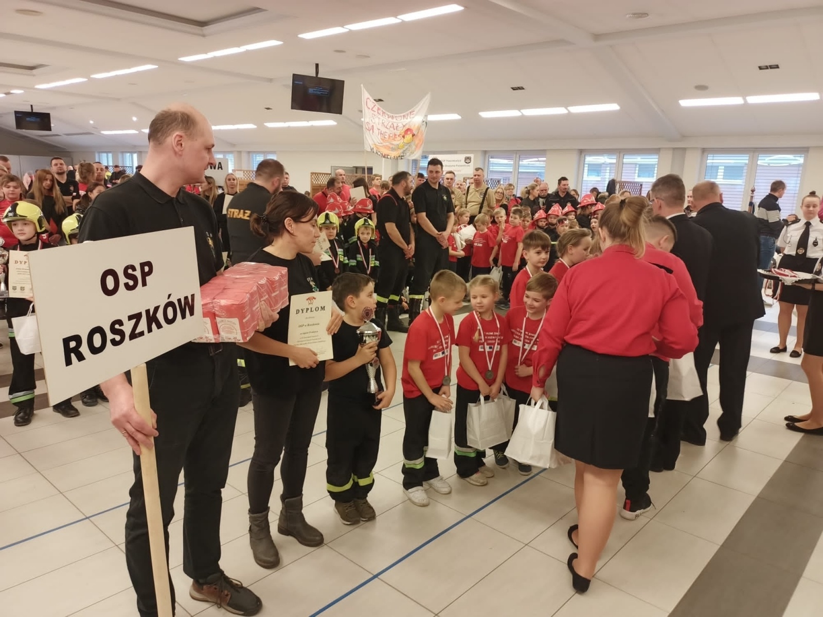 Zdjęcie w galerii na portalu naszraciborz.pl: Srebro dla Roszkowa w halowych zawodach strażackich w Zakrzowie wiadomości z regionu