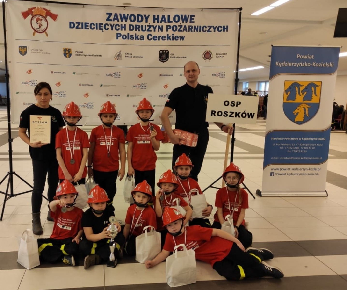 Zdjęcie w galerii na portalu naszraciborz.pl: Srebro dla Roszkowa w halowych zawodach strażackich w Zakrzowie wiadomości z regionu