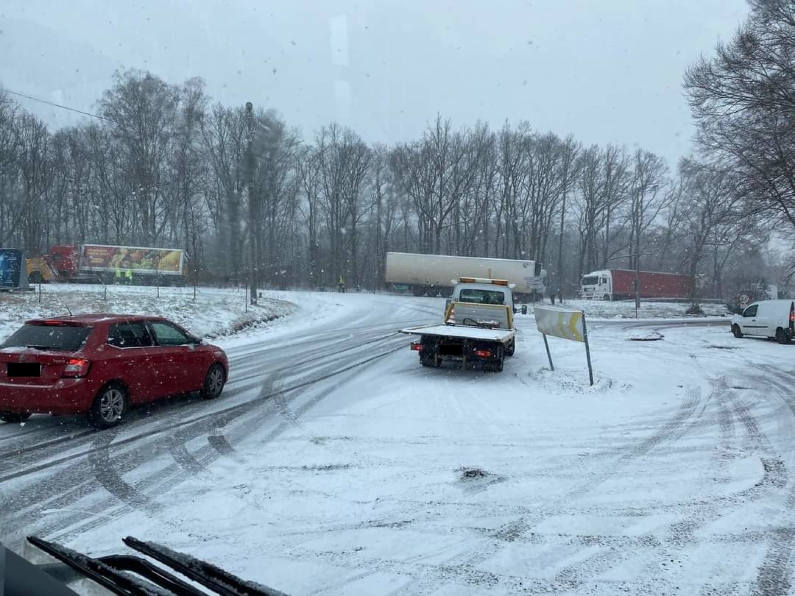 Zdjęcie w galerii na portalu naszraciborz.pl: Raport 998. Powrót zimy zaskoczył kierowców. Trudne warunki na drogach wiadomości z regionu