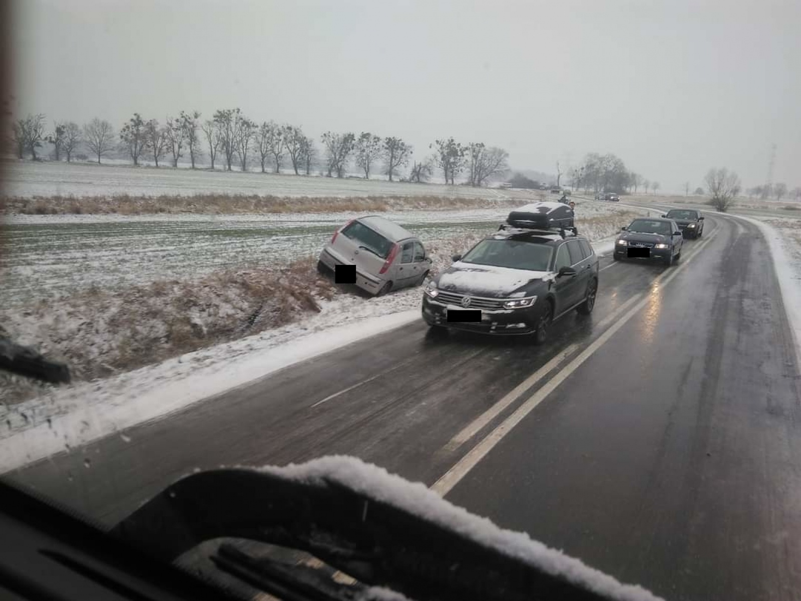 Zdjęcie w galerii na portalu naszraciborz.pl: Raport 998. Powrót zimy zaskoczył kierowców. Trudne warunki na drogach wiadomości z regionu