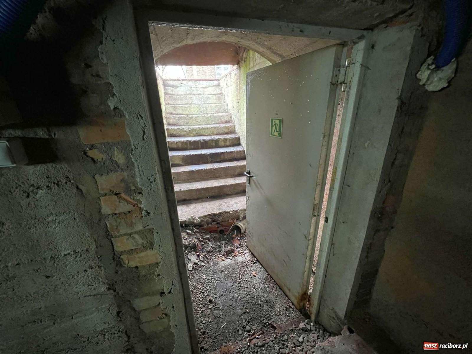 Zdjęcie w galerii na portalu naszraciborz.pl: Pół metra żelazobetonu. Zeszliśmy do raciborskiego schronu z II wojny światowej wiadomości z regionu