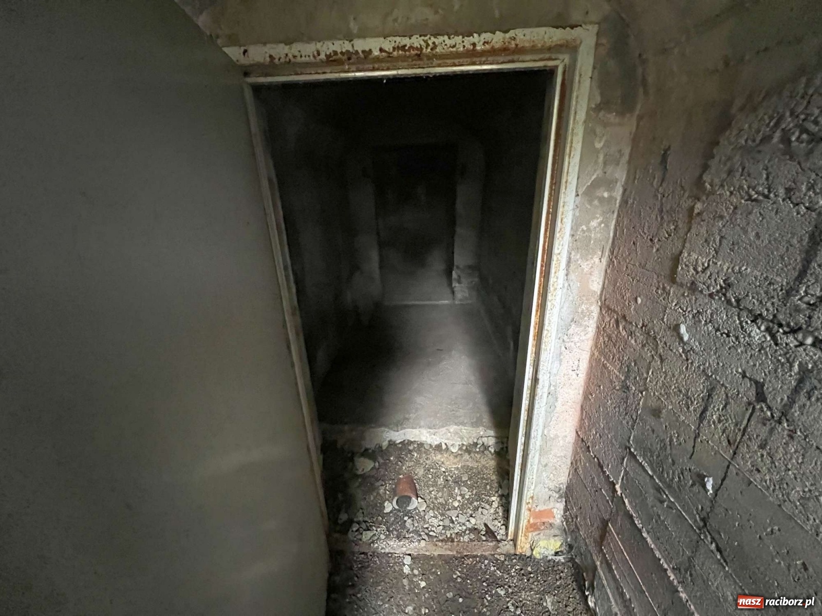 Zdjęcie w galerii na portalu naszraciborz.pl: Pół metra żelazobetonu. Zeszliśmy do raciborskiego schronu z II wojny światowej wiadomości z regionu