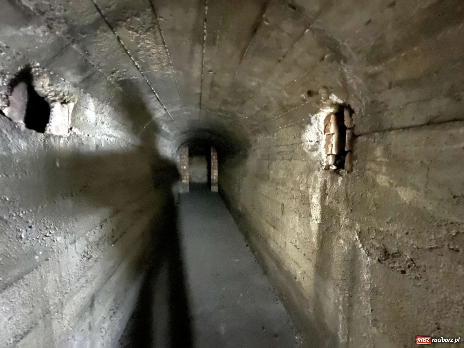 Zdjęcie w galerii na portalu naszraciborz.pl: Pół metra żelazobetonu. Zeszliśmy do raciborskiego schronu z II wojny światowej wiadomości z regionu