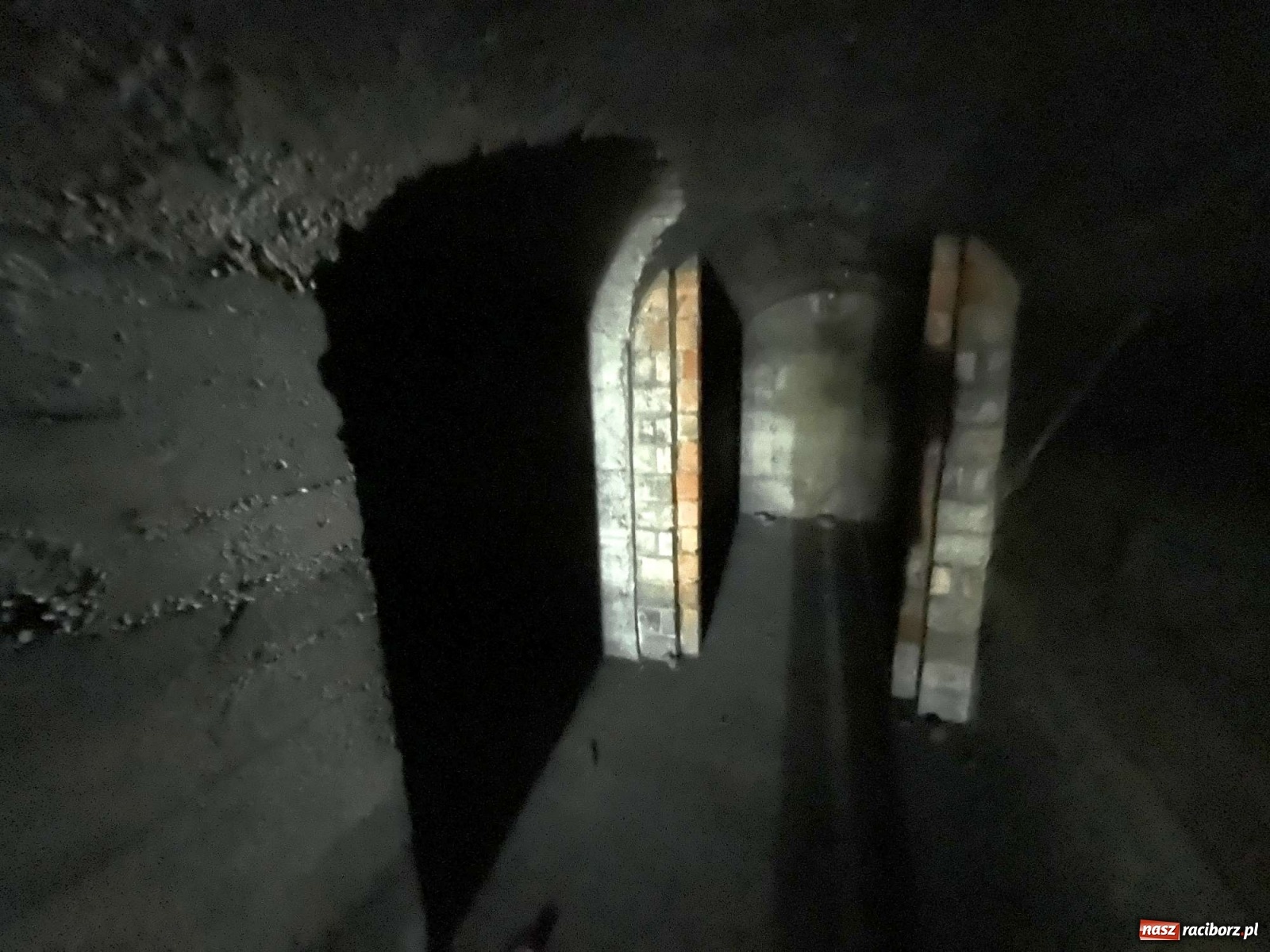 Zdjęcie w galerii na portalu naszraciborz.pl: Pół metra żelazobetonu. Zeszliśmy do raciborskiego schronu z II wojny światowej wiadomości z regionu