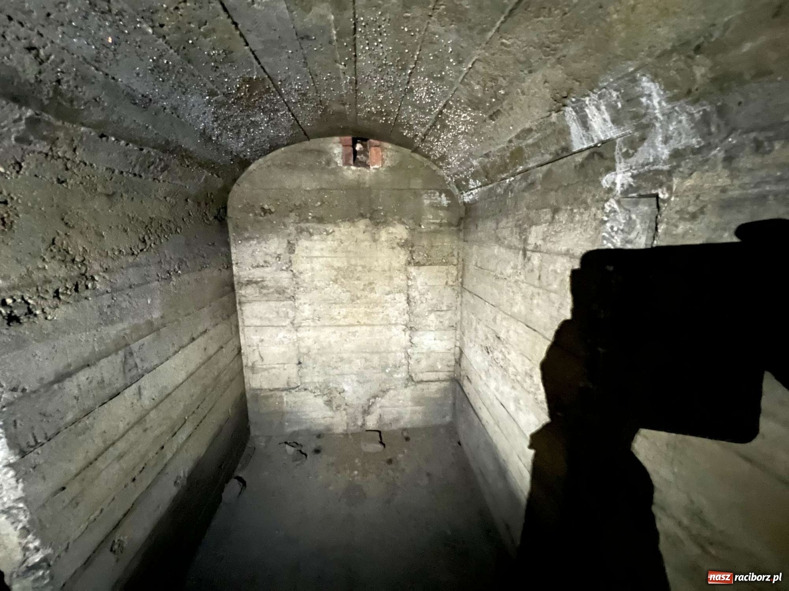 Zdjęcie w galerii na portalu naszraciborz.pl: Pół metra żelazobetonu. Zeszliśmy do raciborskiego schronu z II wojny światowej wiadomości z regionu