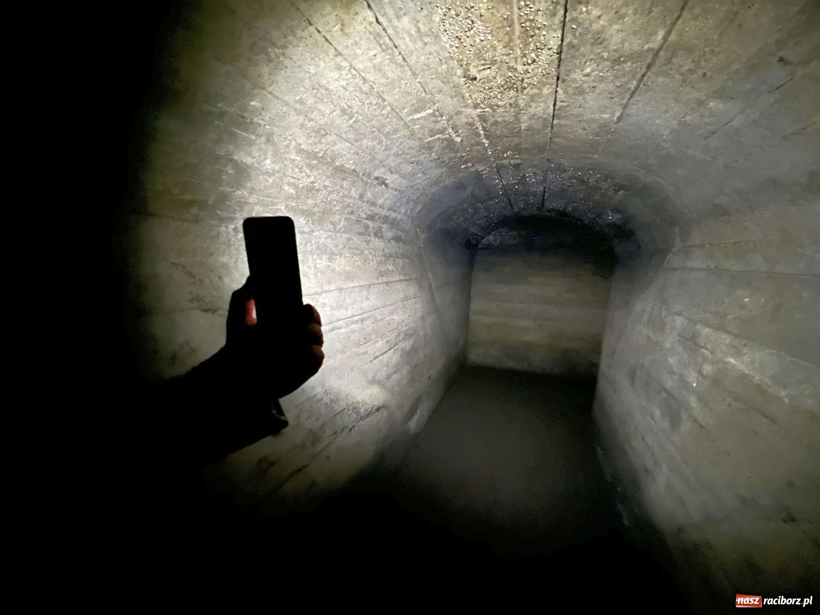 Zdjęcie w galerii na portalu naszraciborz.pl: Pół metra żelazobetonu. Zeszliśmy do raciborskiego schronu z II wojny światowej wiadomości z regionu