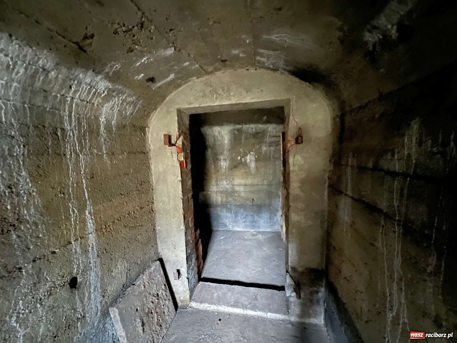 Zdjęcie w galerii na portalu naszraciborz.pl: Pół metra żelazobetonu. Zeszliśmy do raciborskiego schronu z II wojny światowej wiadomości z regionu