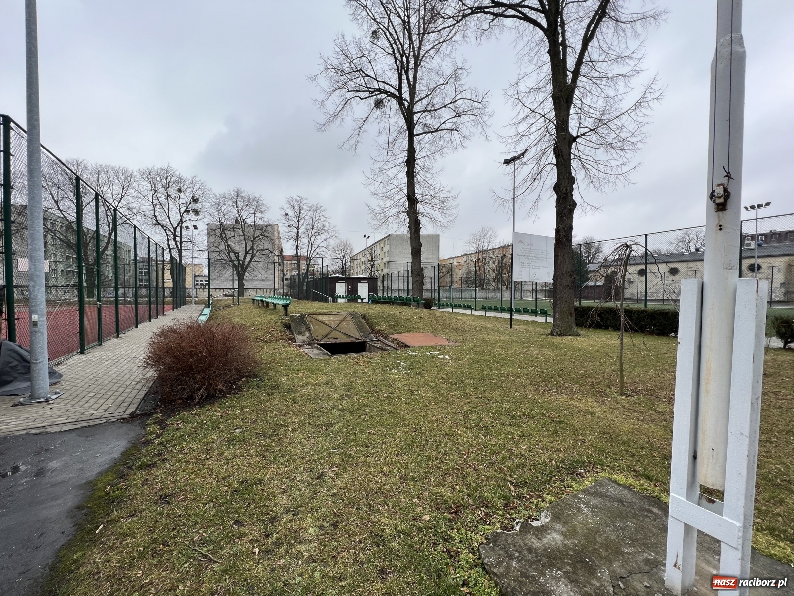 Zdjęcie w galerii na portalu naszraciborz.pl: Pół metra żelazobetonu. Zeszliśmy do raciborskiego schronu z II wojny światowej wiadomości z regionu