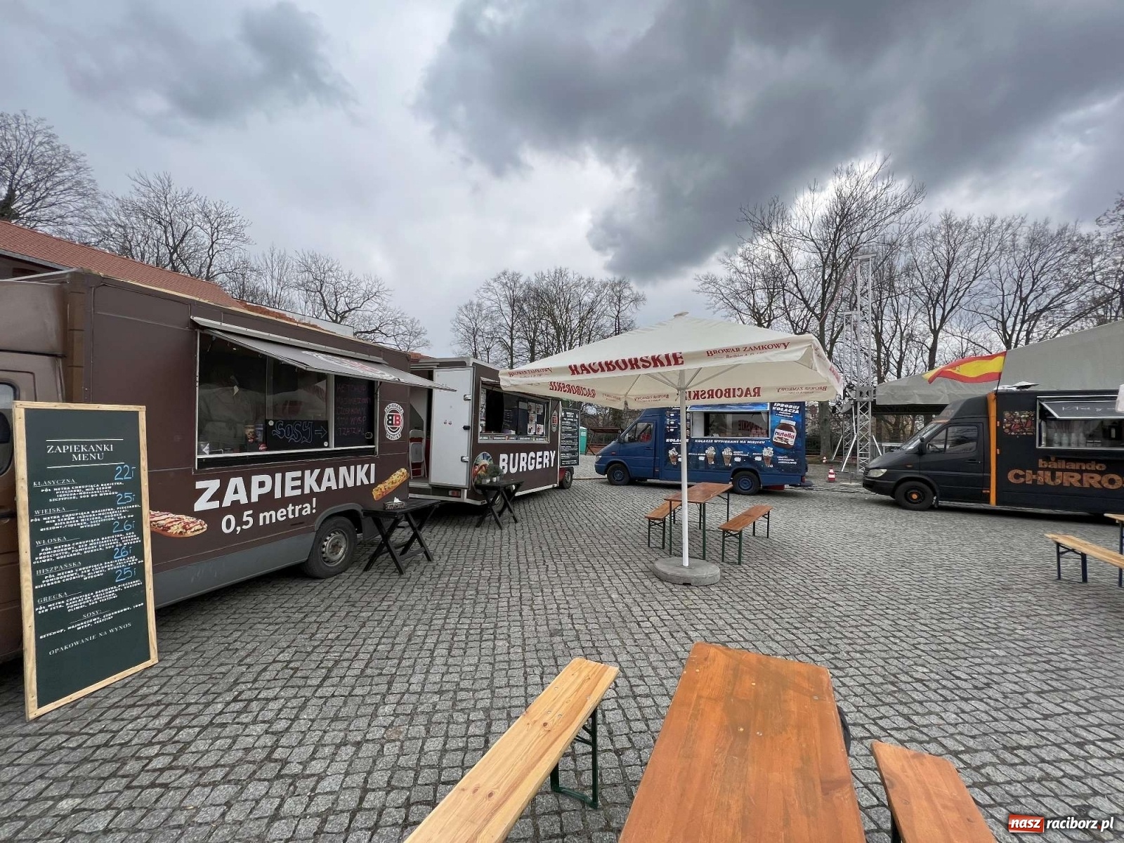 Zdjęcie w galerii na portalu naszraciborz.pl: Kulinarny przednówek w Raciborzu. Food trucki na zamku wiadomości z regionu